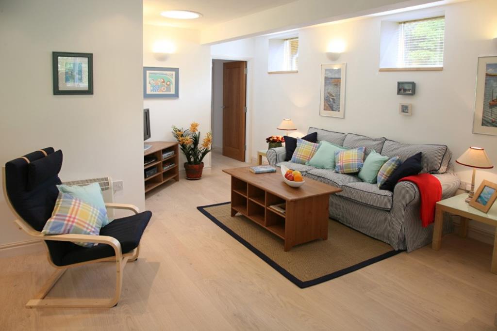 Lot: 40 - STUNNING CONTEMPORARY HOUSE AND DETACHED BOATHOUSE ON A PLOT OF AROUND TWO ACRES FEATURING AWARD-WINNING GARDENS - The Living Room in the Boathouse